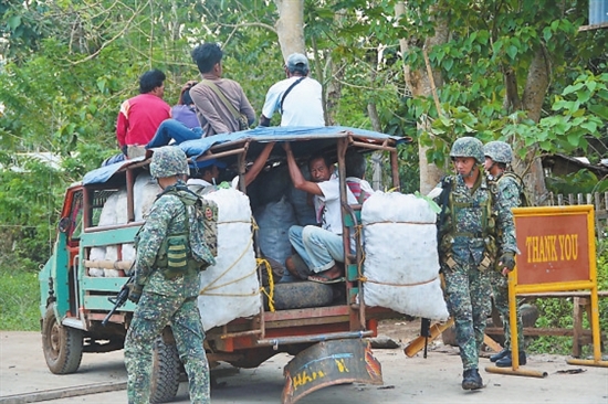 对此,德国总理默克尔当天谴责恐怖分子杀害德国人质的野蛮行径.